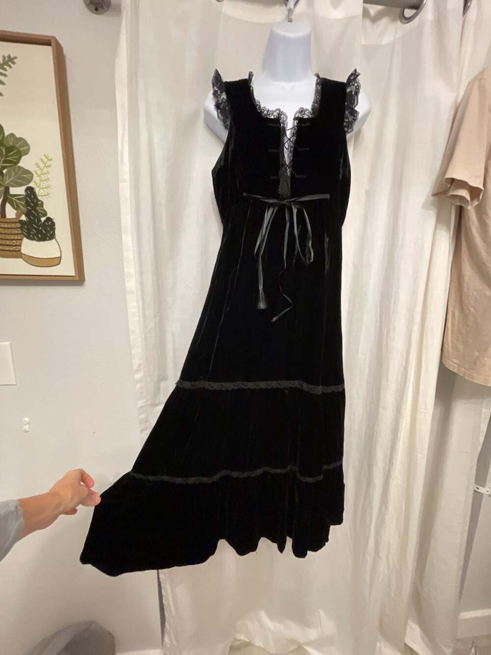 Vintage Black Velvet Lace-Up Tiered Dress Size 11
Whimsigoth
Lace 
Vampire
